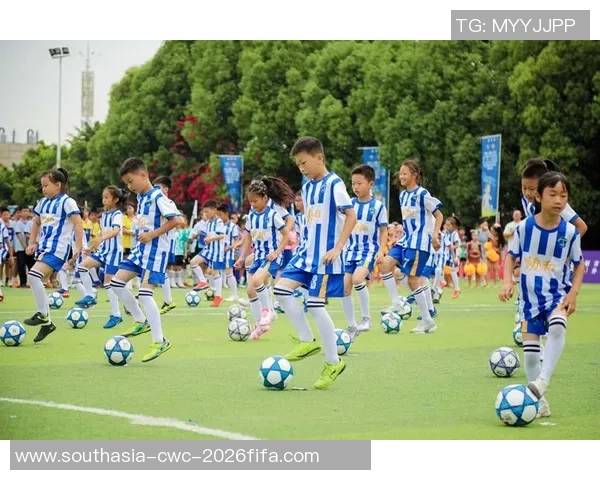 花式足球达人展现极致技巧与创意魅力的精彩瞬间 花式足球达人展现极致技巧与创意魅力的精彩瞬间